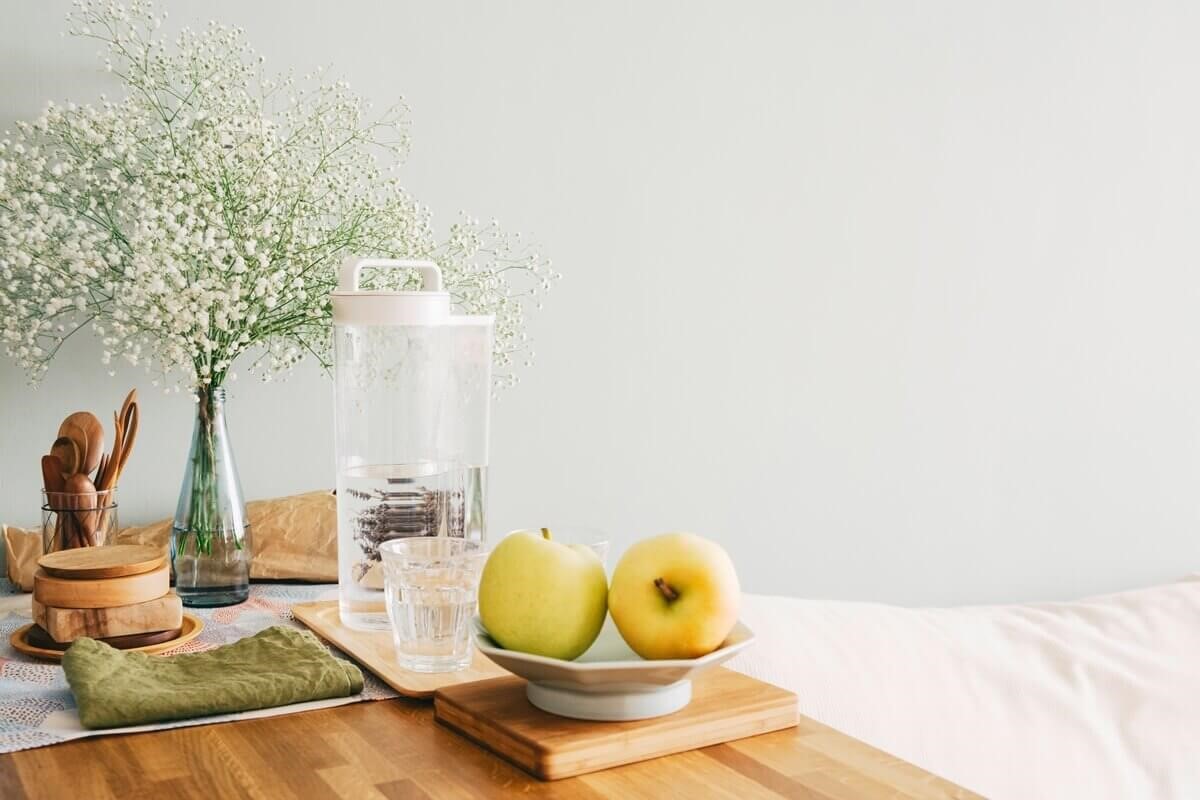 小巧的訂製木作餐桌，是平日用餐的地方。攝影_方品鈞